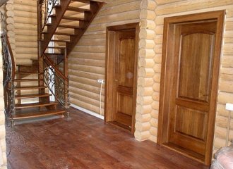 Деревянный дом: особенности установки дверей и окон