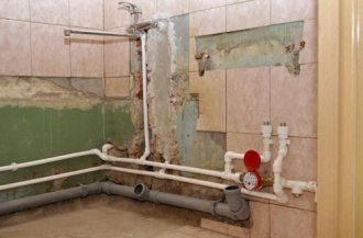 Как заменить водопроводные трубы в ванной комнате?