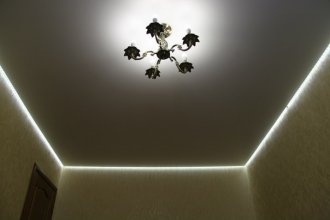 Парящий натяжной потолок нового поколения с подсветкой в квартире